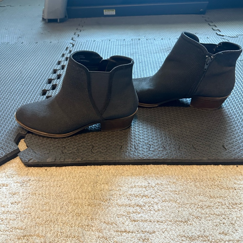 Kensie dark gray textured ankle boots / booties size 10